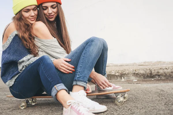 Two young  longboarding girl friends — Stock Photo, Image