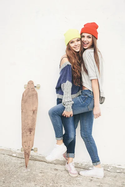 Two young  hipster girl friends — Stock Photo, Image