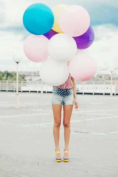 Mujer joven feliz con globos de látex de colores —  Fotos de Stock