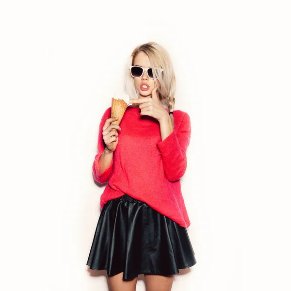 Pretty blonde girl  eating ice cream — Stock Photo, Image