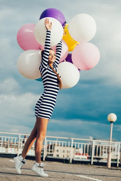 Mujer joven feliz con globos de látex de colores —  Fotos de Stock