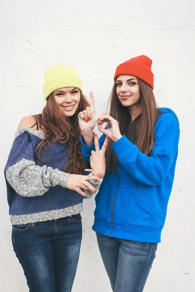 Dos jóvenes amigas hipster — Foto de Stock