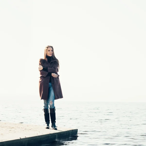 若いかわいい女性が、海に近いポーズの屋外のポートレート — ストック写真