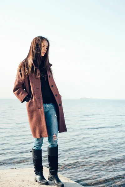 Außenporträt einer jungen hübschen Frau, die am Meer posiert — Stockfoto