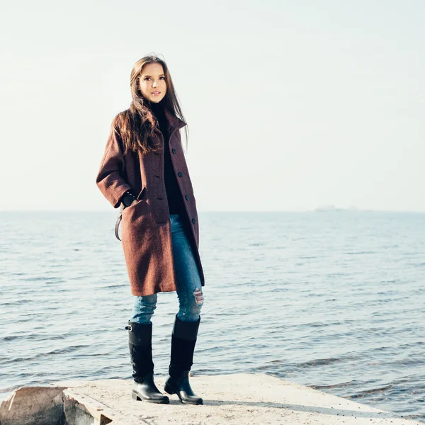 Retrato ao ar livre de jovem bonita mulher posando perto do mar — Fotografia de Stock
