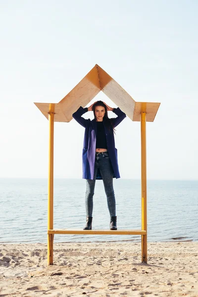 Outdoor portrait of young pretty woman posing near the sea — Stock Photo, Image