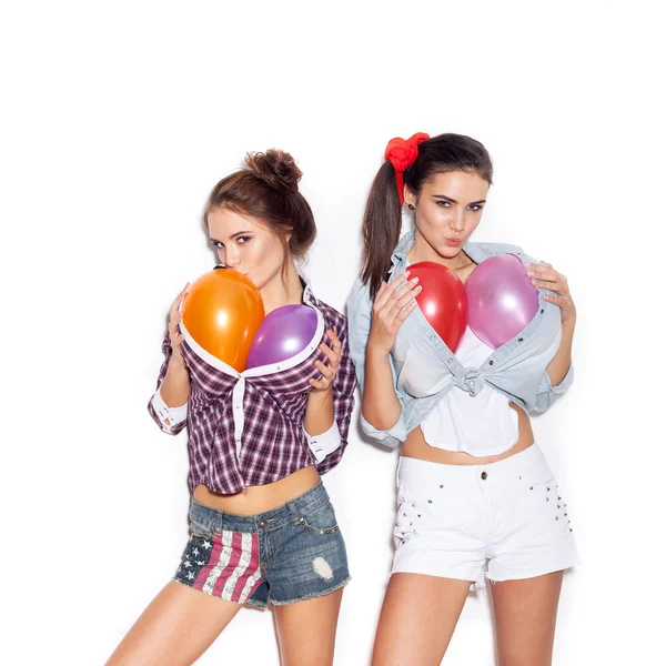 Dos amigas hacen pechos artificiales con la ayuda de globos de colores —  Fotos de Stock