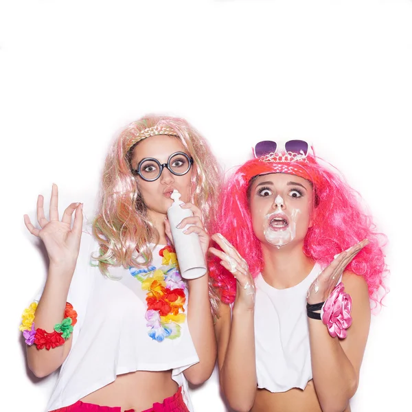Donne sexy in parrucche colorate e bicchieri macchiati di crema si divertono — Foto Stock