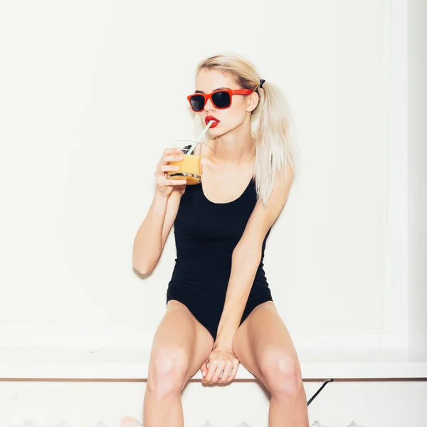 Zomer close-up portret van vrij blonde vrouw in zonnebril met cocktail — Stockfoto