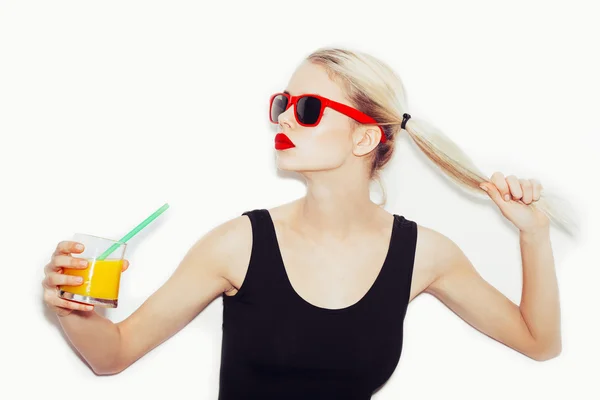 Sommaren närbild porträtt av ganska blond kvinna i solglasögon wi — Stockfoto