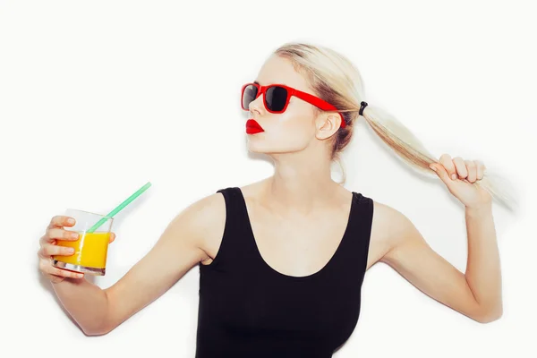 Summer close-up portrait of pretty blonde woman in sunglasses wi — Stock Photo, Image