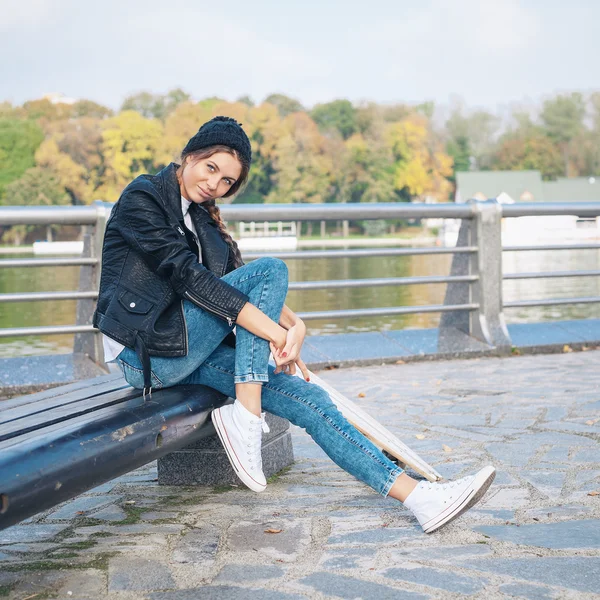 Retrato de una hermosa joven en sombrero negro — Foto de Stock