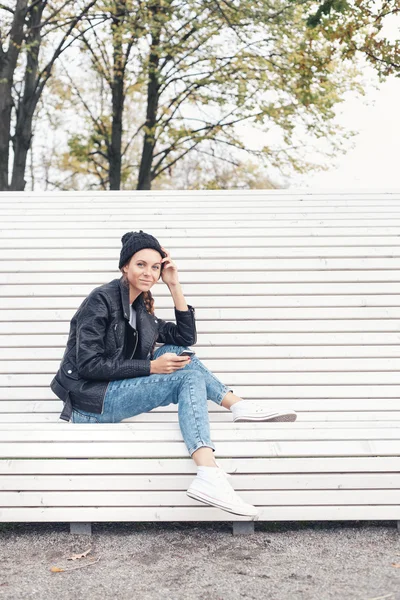 Jeune femme avec tablette sur le banc — Photo