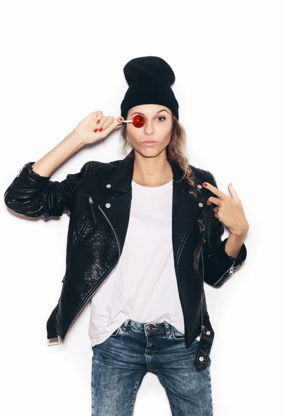Jonge trendy vrouw plezier met lolly — Stockfoto