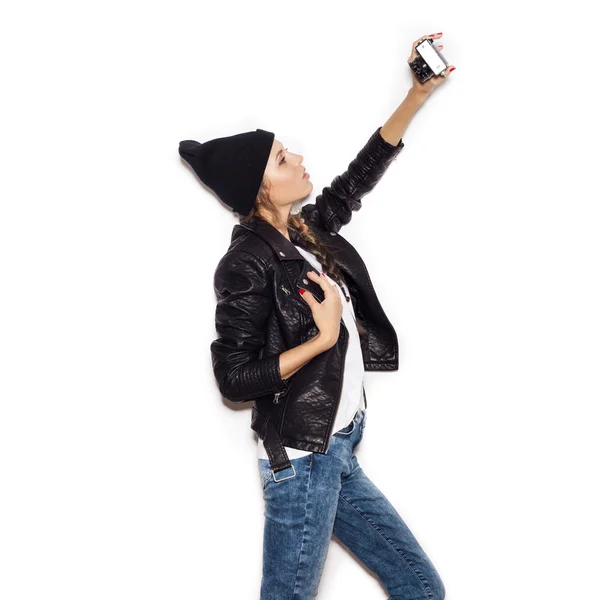 Hermosa chica hipster haciendo selfie utilizando noname cámara retro — Foto de Stock