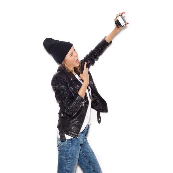 Chica haciendo selfie con noname vintage cámara — Foto de Stock