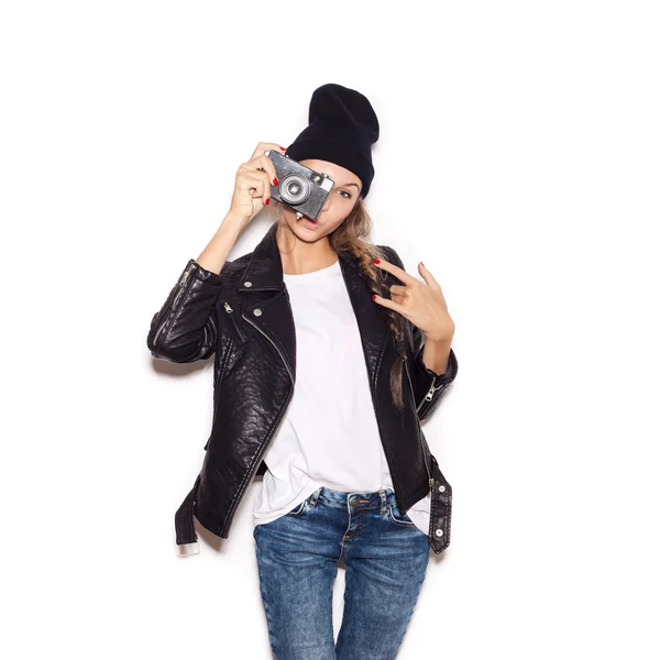 Hipster flicka i hatt med vintage noname kamera — Stockfoto