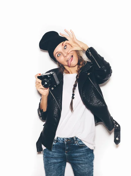 Hipster menina no chapéu se divertindo com câmera noname vintage — Fotografia de Stock