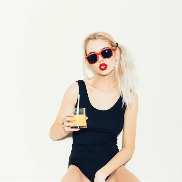 Zomer close-up portret van vrij blonde vrouw in zonnebril met cocktail — Stockfoto