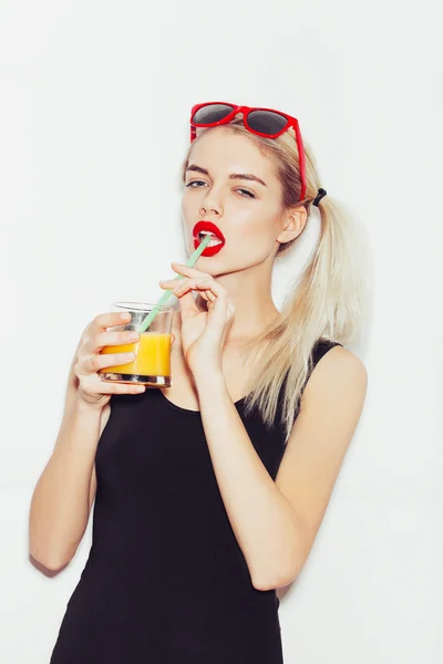 Portrait d'été de jolie fille blonde en lunettes de soleil avec cocktail — Photo