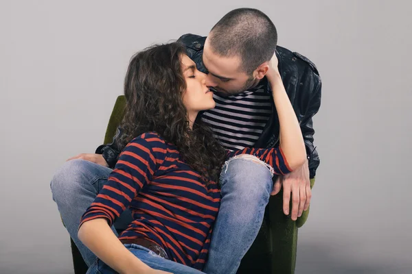 Jovem casal beijando no amor — Fotografia de Stock