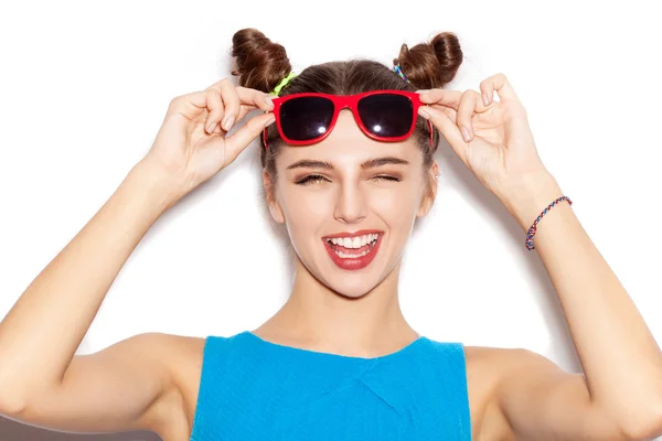 Glückliche Schönheit brünette Frau mit Sonnenbrille — Stockfoto