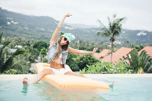 Belle jeune femme en bikini s'amuser dans la piscine — Photo