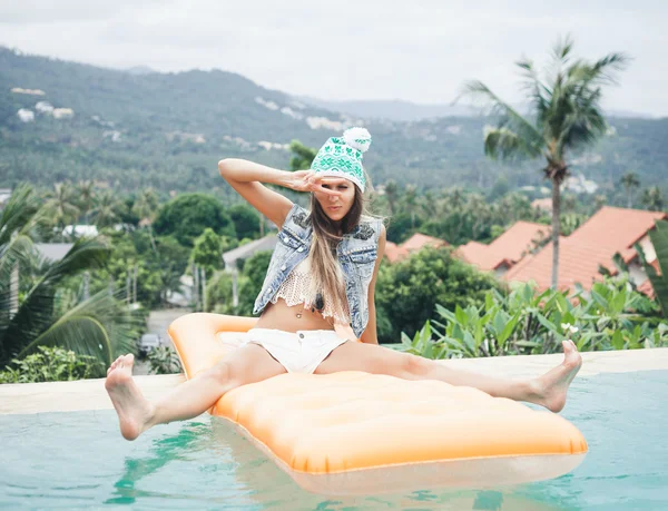 Schöne junge Frau im Bikini hat Spaß im Pool — Stockfoto