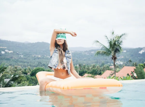 Belle jeune femme en bikini s'amuser dans la piscine — Photo