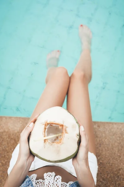 Jambes féminines dans l'eau de la piscine — Photo