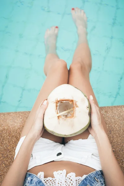 Portrait of cute girl with coconut cocktail in the tropical pool — Stock Photo, Image