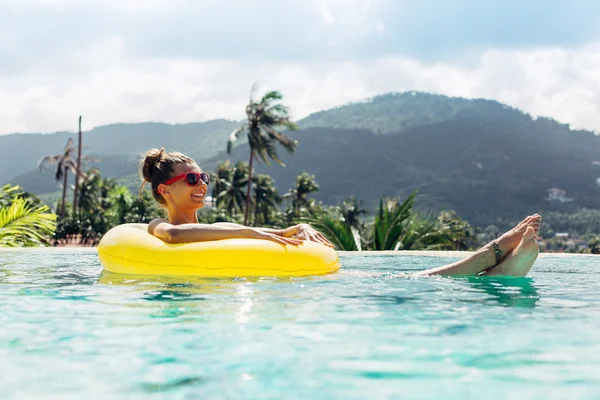 Cuerpo de mujer posando en verano en piscina con agua clara —  Fotos de Stock