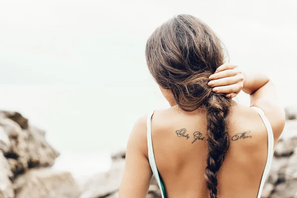 Close-up de costas de mulher jovem em um maiô — Fotografia de Stock