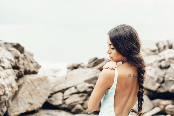 혼자 해변에 서 있는 아름 다운 여자 — 스톡 사진