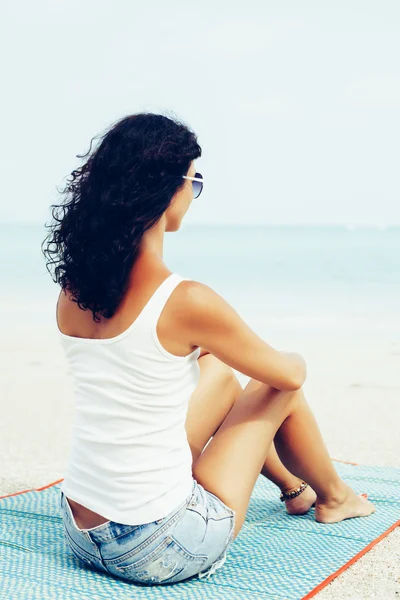 Giovane donna di moda rilassarsi sulla spiaggia — Foto Stock