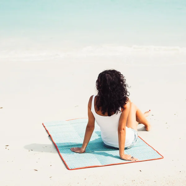 Giovane donna di moda rilassarsi sulla spiaggia — Foto Stock