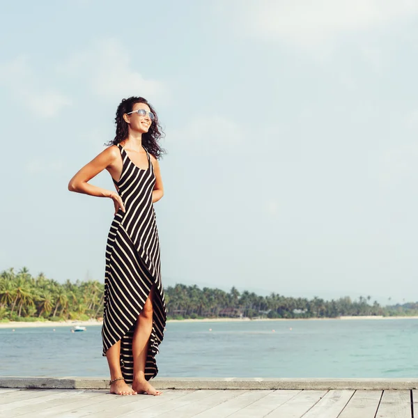 Jonge mooie vrouw staan op de pier — Stockfoto