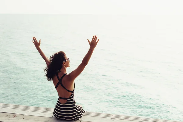 Mujer disfrutando de serena naturaleza oceánica — Foto de Stock