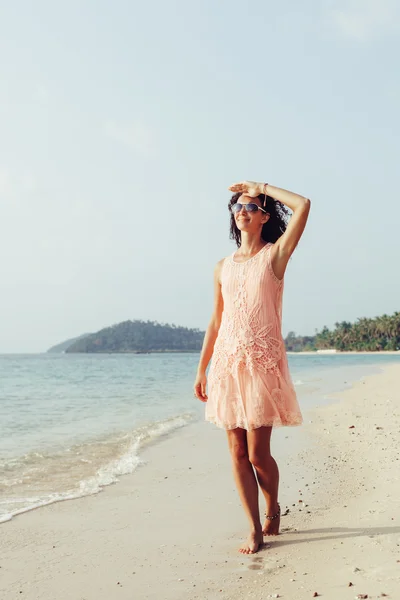 Jovem mulher da moda andando na praia — Fotografia de Stock