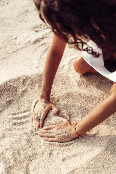 Kobieta ręce, trzymając piasku na plaży — Zdjęcie stockowe