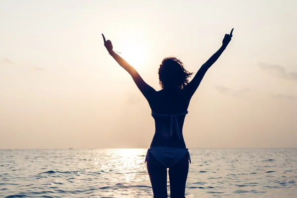 Femme jouissant de la liberté se sentant heureux à la plage au coucher du soleil — Photo