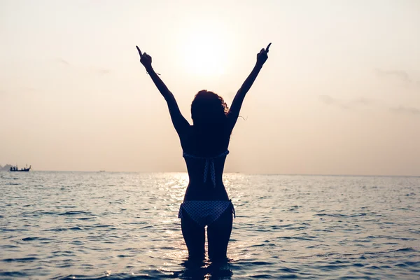 Mujer disfrutando de la libertad sentirse feliz en la playa al atardecer —  Fotos de Stock