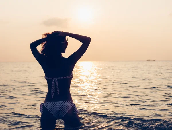 夕暮れ時のビーチで幸せな気持ちの自由を楽しんでいる女性 — ストック写真