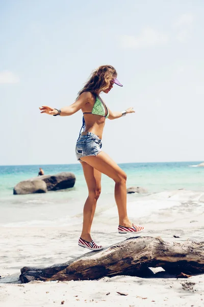 休暇は熱帯の島の浜で歩く女性 — ストック写真