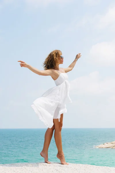 Femme sexy marche et pose sur la plage — Photo