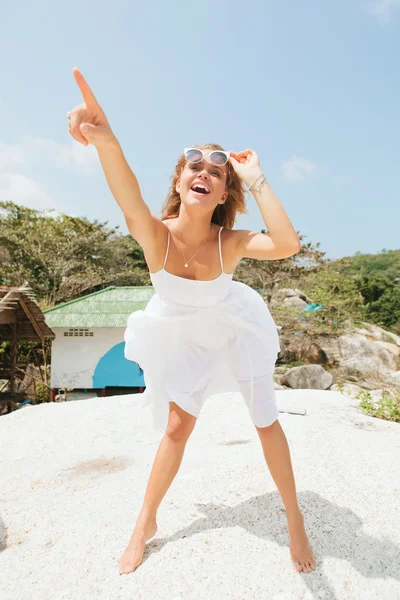 Jonge mooie hete sexy vrouw op het tropische eiland — Stockfoto