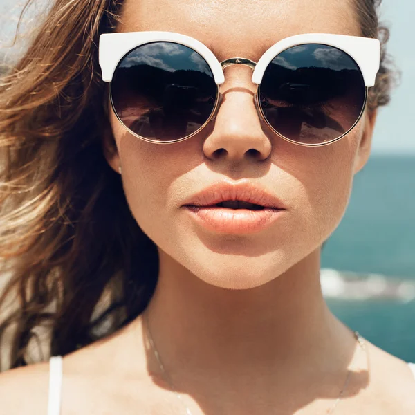 Retrato de bela jovem loira posando na praia — Fotografia de Stock