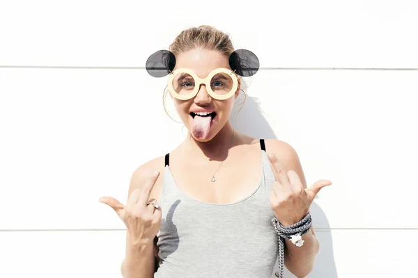 Young blonde woman in sunglasses showing middle finger — Stock Photo, Image