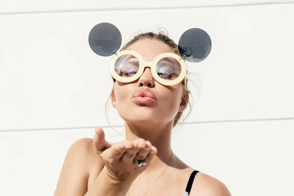 Linda rubia con gafas de sol y enviando un beso — Foto de Stock
