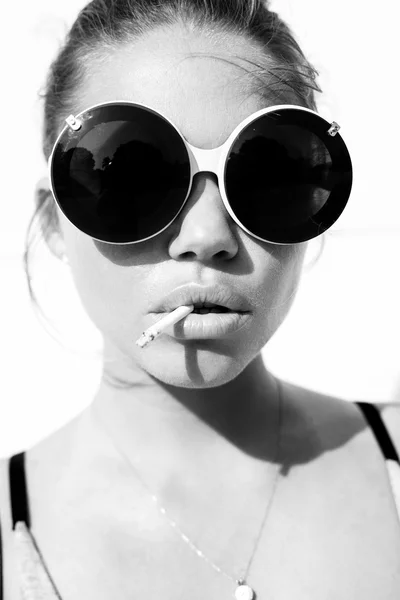 Retrato de mujer sexy en gafas de sol con cigarrillo —  Fotos de Stock